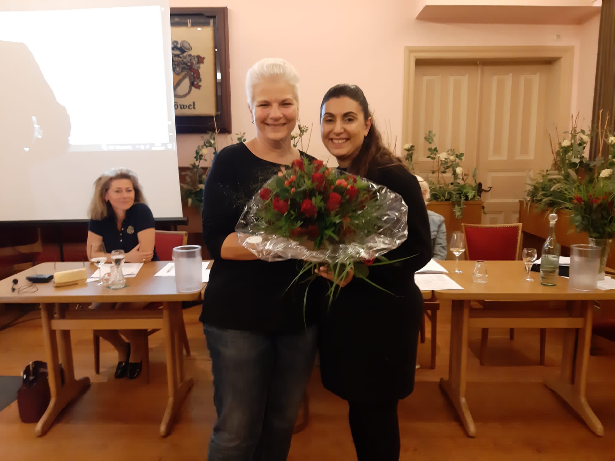 Ortsvereinsvorsitzende Sandra Schneider (links) gratuliert der wenige Minuten vorher gewählten neuen Kreisvorsitzenden Nazan Komral.